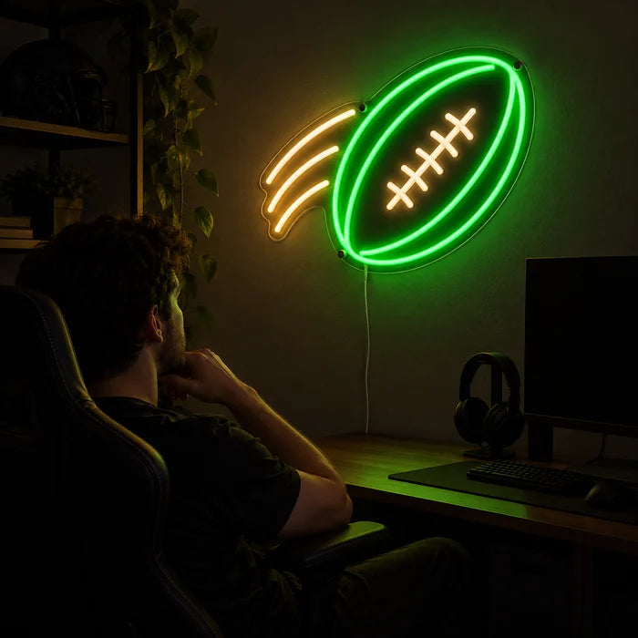 Flyvende football neon LED skilt over gaming-skrivebordet, foran en gamer i gamingstolen