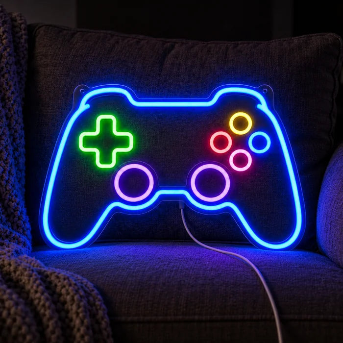Insegna al neon LED Controller da gioco su un divano accogliente tra cuscini e coperta