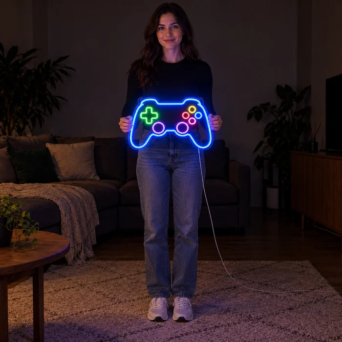 Insegna al neon LED Controller da gioco tenuta da una donna, mostra le dimensioni rispetto al corpo