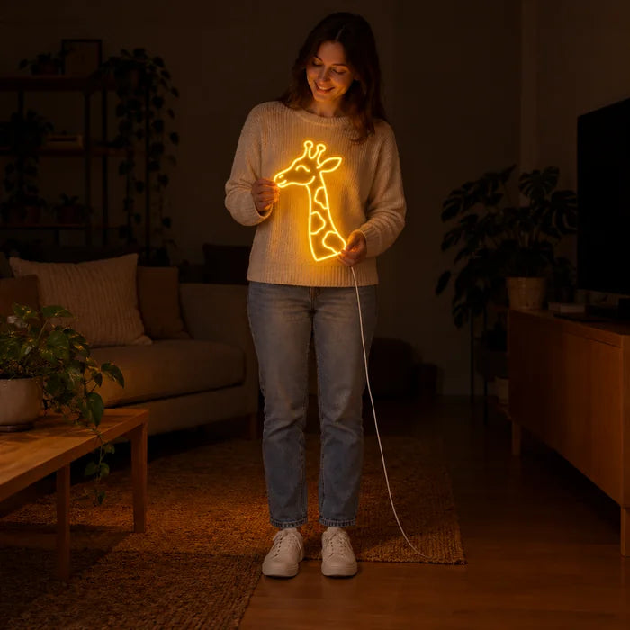 لافتة نيون LED رأس الزرافة، تحملها امرأة، تُظهر الحجم مقارنة بالجسم