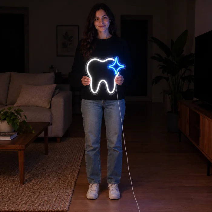 لافتة نيون LED السن اللامع، تحملها امرأة، تُظهر الحجم مقارنة بالجسم