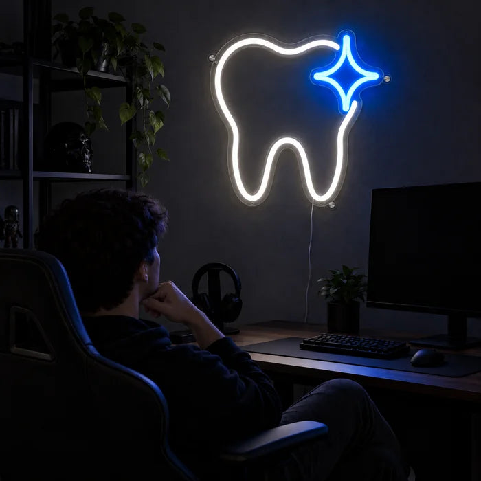 لافتة نيون LED السن اللامع، فوق مكتب الألعاب، وأمامه لاعب في كرسي ألعاب