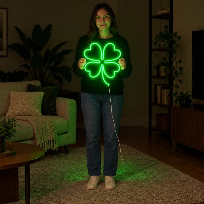 Neon LED-skilt Lykkekløver holdt av en kvinne, viser størrelsen sammenlignet med kroppen