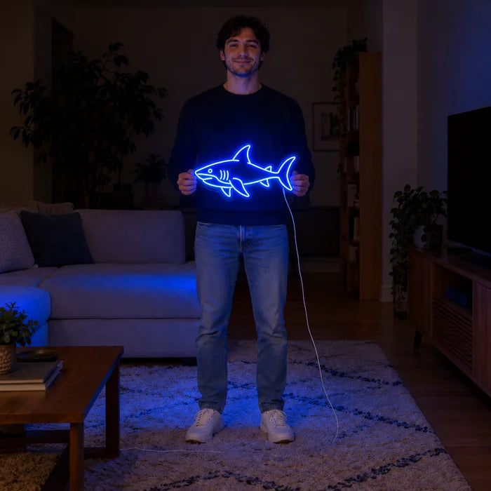 لافتة نيون LED سمكة القرش، تحملها امرأة، تُظهر الحجم مقارنة بالجسم