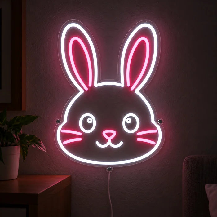 Pupun kasvot neon LED -kyltti valaistuna tummalla seinällä, lähikuva liitäntäjohdon kanssa
