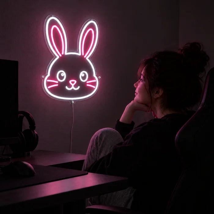 Pupun kasvot neon LED -kyltti pelipöydän yläpuolella, edessä pelaaja pelituolissa