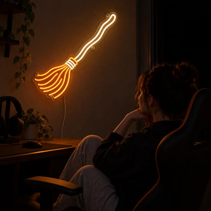 Noidan luuta neon LED -kyltti pelipöydän yläpuolella, edessä pelaaja pelituolissa
