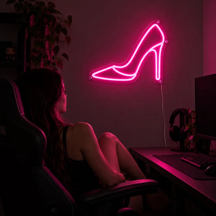 Korkokenkä neon LED -kyltti pelipöydän yläpuolella, edessä pelaaja pelituolissa