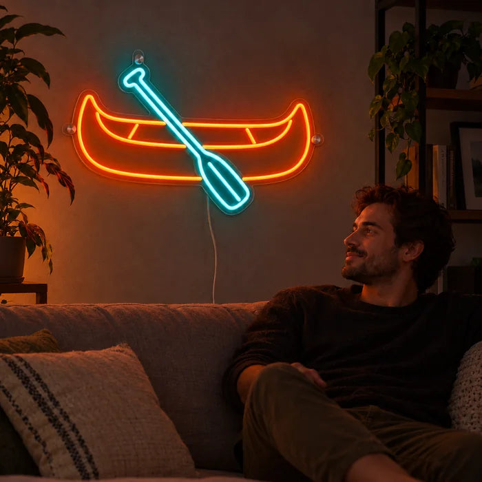 لافتة نيون LED الكانو، على جدار غرفة المعيشة، وأمامها شخص مسترخٍ على الأريكة