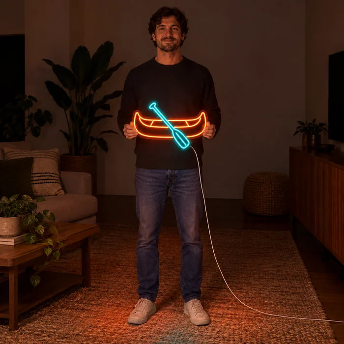 لافتة نيون LED الكانو، تحملها امرأة، تُظهر الحجم مقارنة بالجسم