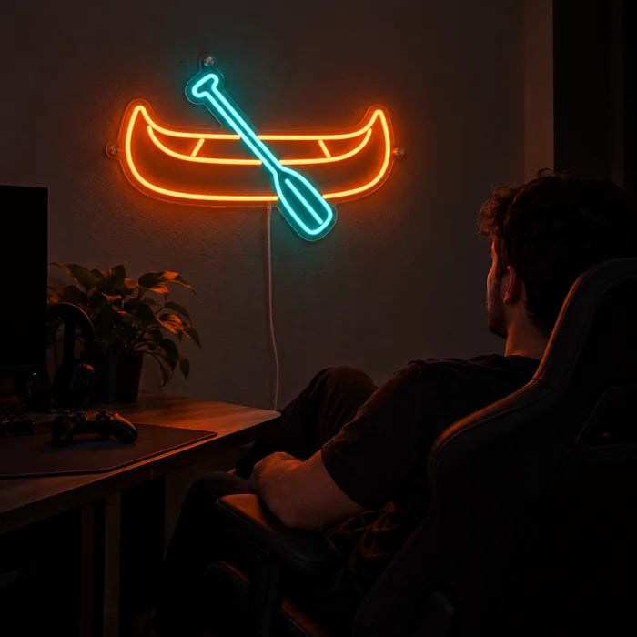 لافتة نيون LED الكانو، فوق مكتب الألعاب، وأمامه لاعب في كرسي ألعاب