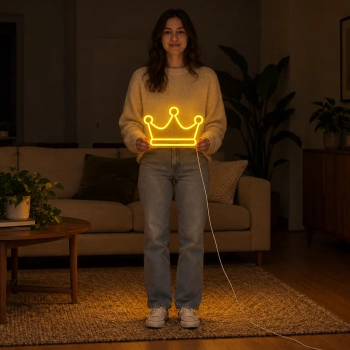 שלט ניאון LED כתר מלכותי מוחזק בידי אישה, מציג את הגודל ביחס לגוף