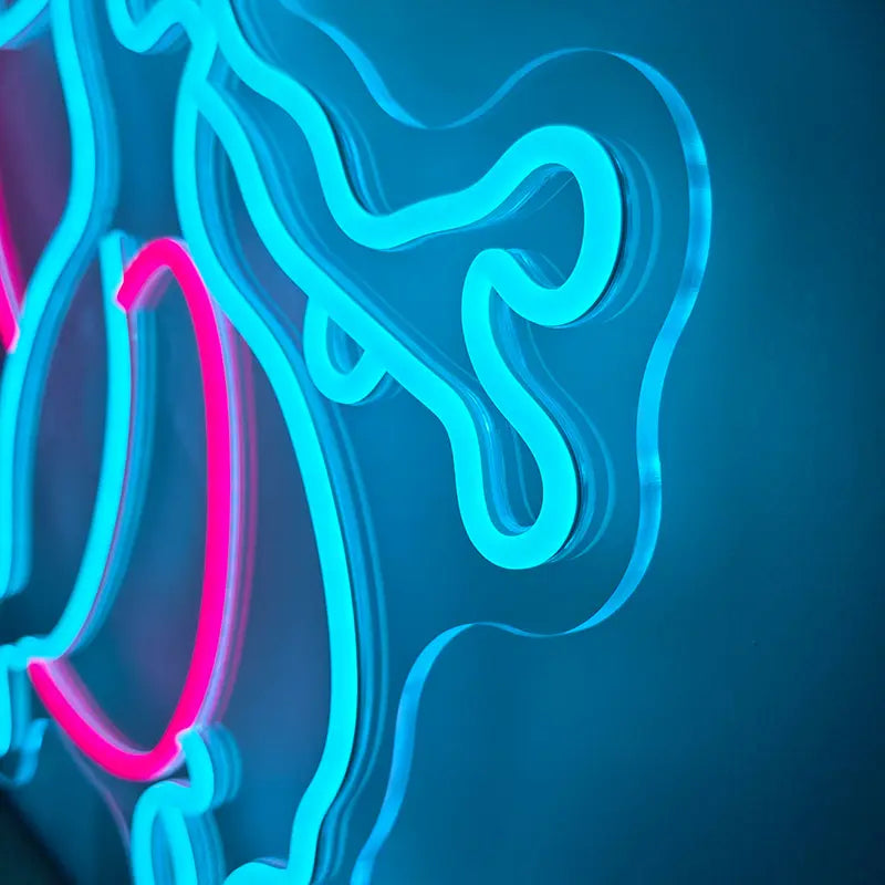 Mewtu Neon-Licht mit rot leuchtenden Augen und präzisen blauen Konturen auf dunklem Hintergrund