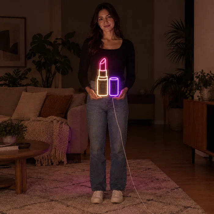 Neonová LED cedule Rtěnka, drží ji žena, ukazuje velikost ve srovnání s tělem