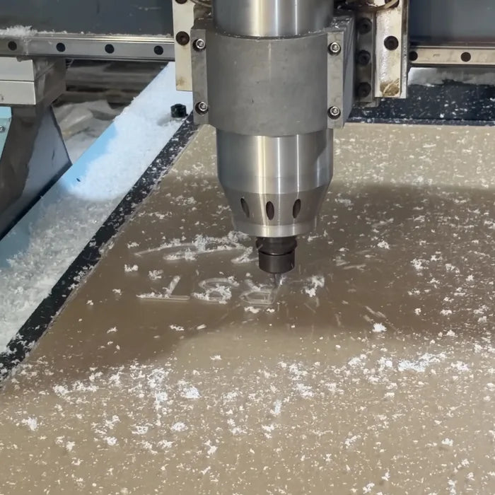 CNC-Fräse schneidet die Acrylplatte eines Neonschilds