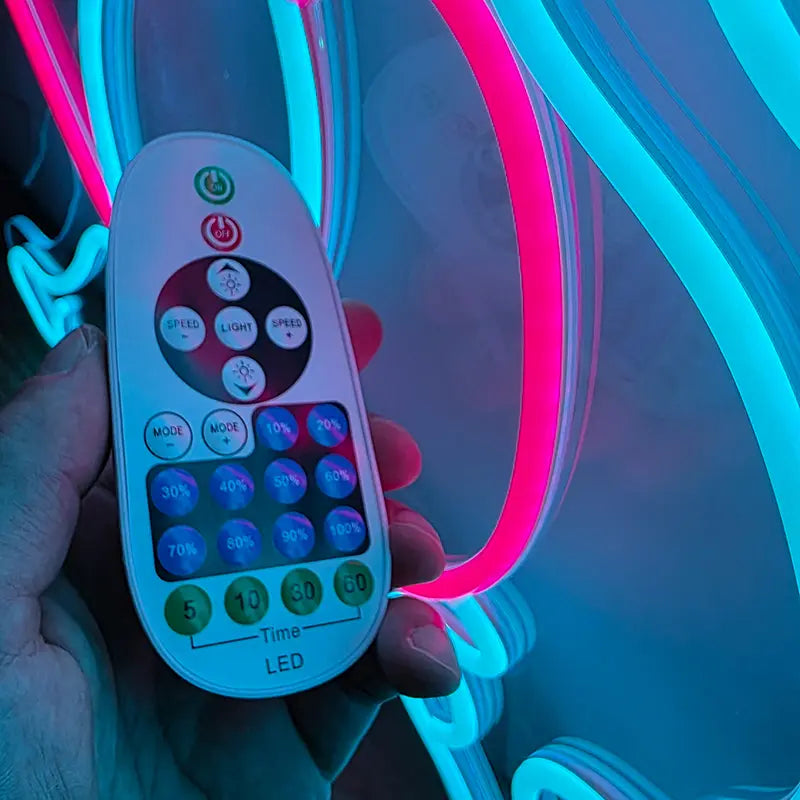 Stimmungsvolles Mewtu Neon-Logo mit lebendigen Farben und energieeffizienter LED-Technik für die Raumdekoration.