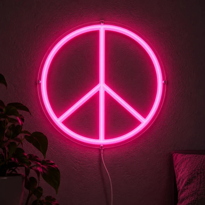 Peace neon LED skilt lysende på en mørk væg, nærbillede med tilslutningskabel