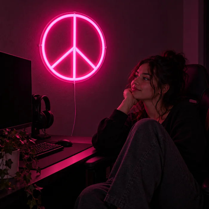 Peace neon LED skilt over gaming-skrivebordet, foran en gamer i gamingstolen