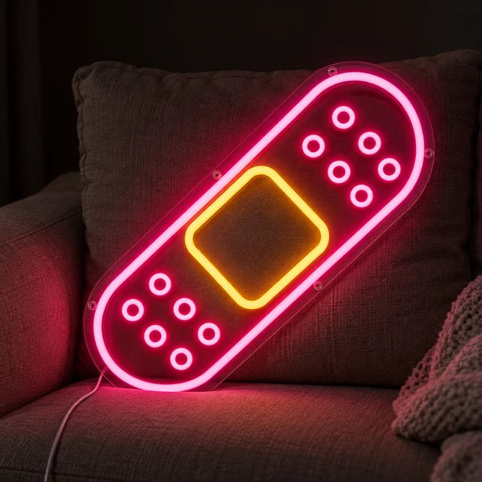 Laastari neon LED -kyltti kodikkaalla sohvalla tyynyjen ja huovan välissä
