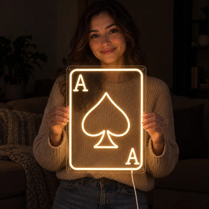 Maça ası neon LED tabela, karanlık arka plan önünde gülümseyen bir kadının ellerinde