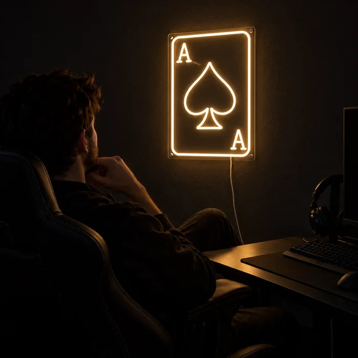 Maça ası neon LED tabela, oyun masasının üstünde, önünde oyun koltuğunda bir oyuncu