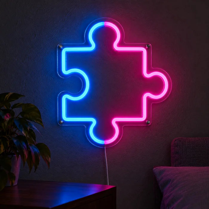 Neon LED bord Puzzelstuk, oplichtend aan een donkere wand, close-up met aansluitkabel