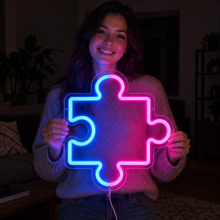 Neon LED bord Puzzelstuk in de handen van een lachende vrouw voor een donkere achtergrond
