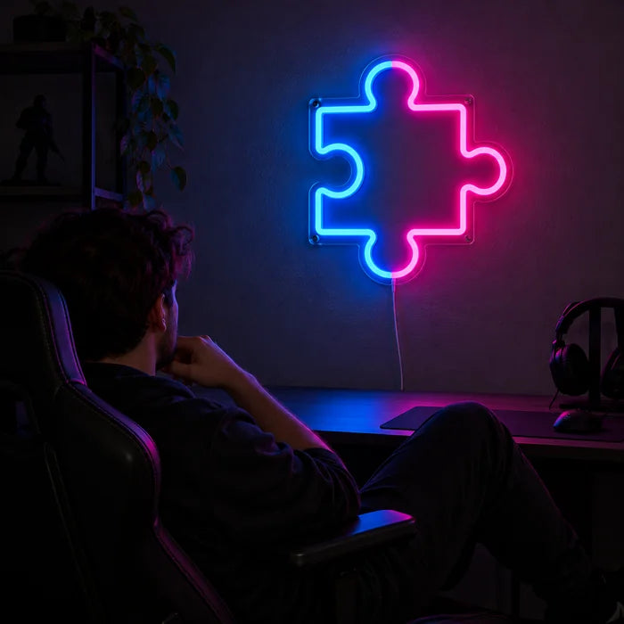 Neon LED bord Puzzelstuk boven het gamingbureau, ervoor een speler in een gamingstoel