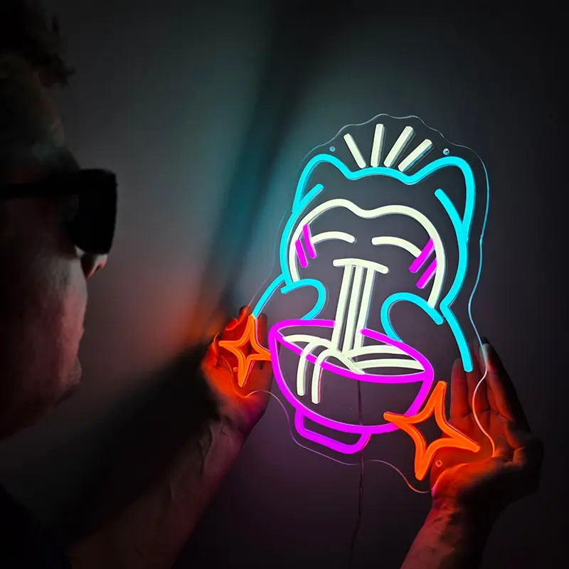 Relaxo Ramen Neon-Licht auf einem Holzuntergrund stehend – ideal als indirekte Beleuchtung für Sammler