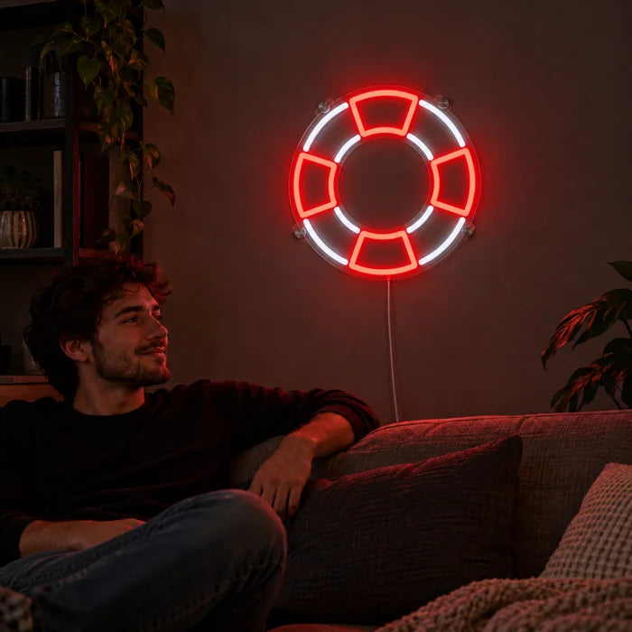 لافتة نيون LED طوق النجاة، على جدار غرفة المعيشة، وأمامها شخص مسترخٍ على الأريكة