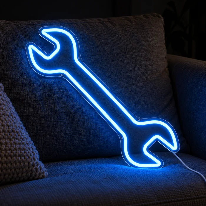 Neon LED bord Steeksleutel op een gezellige bank tussen kussens en plaid