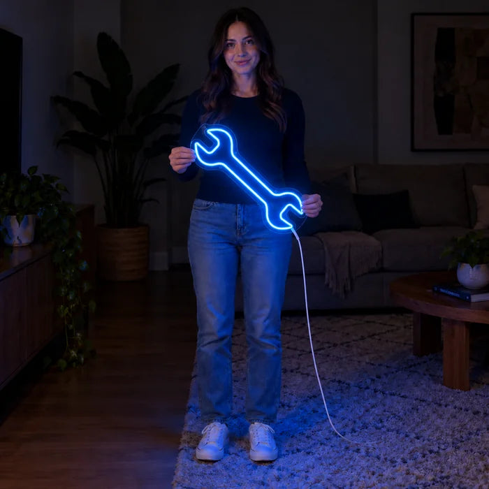 Neon LED bord Steeksleutel door een vrouw vastgehouden, toont de grootte in verhouding tot het lichaam