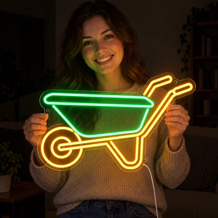 لافتة نيون LED عربة اليد، بين يدي امرأة مبتسمة أمام خلفية داكنة