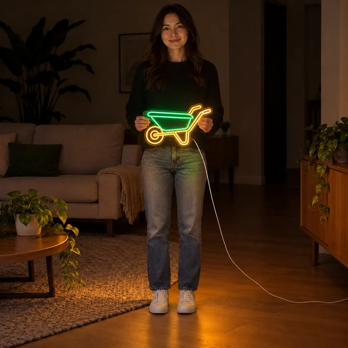 لافتة نيون LED عربة اليد، تحملها امرأة، تُظهر الحجم مقارنة بالجسم