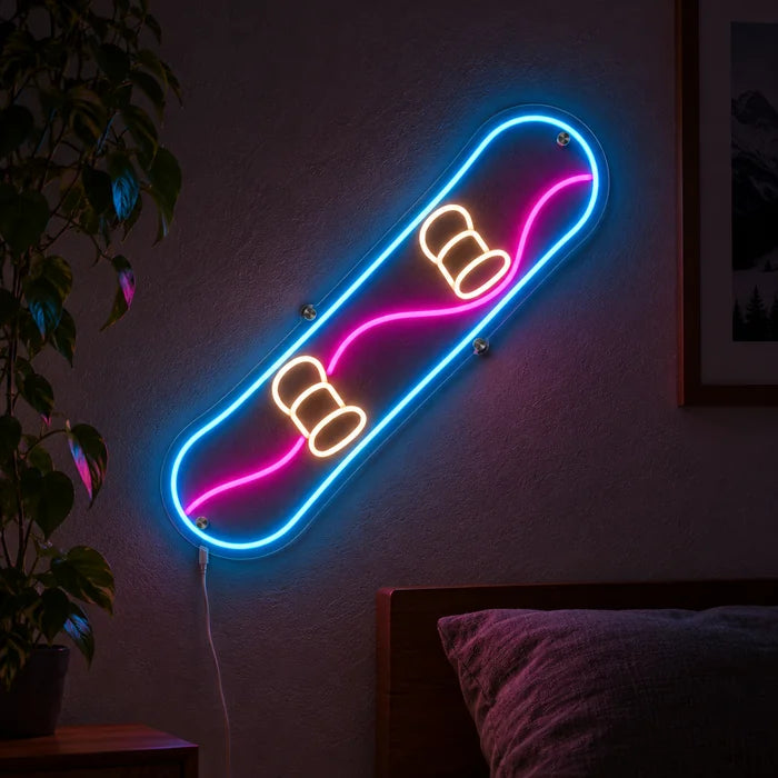 Neon LED-skylt Snowboard lyser på en mörk vägg, närbild med anslutningskabel