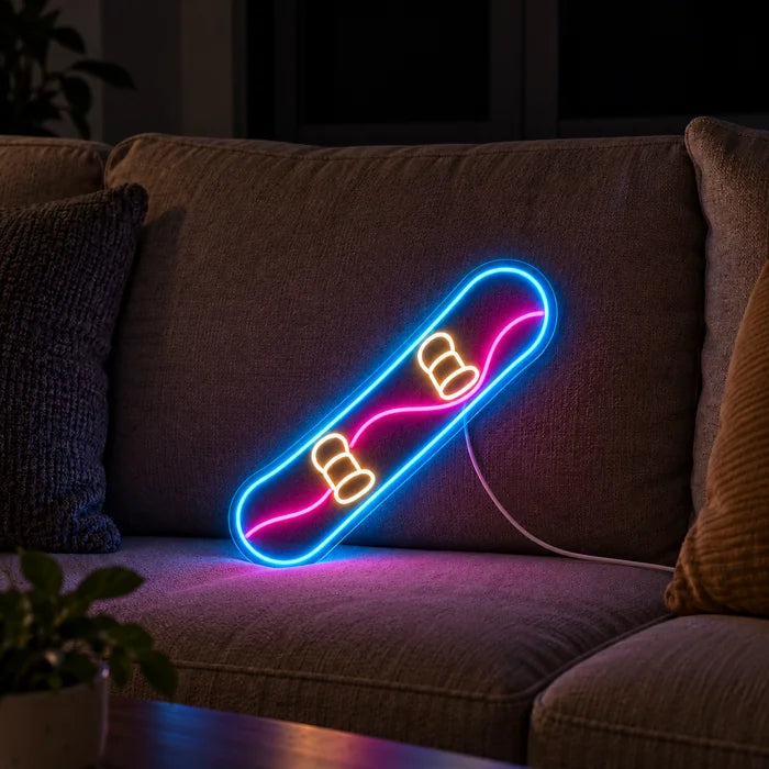 Neon LED-skylt Snowboard i en mysig soffa mellan kuddar och filt