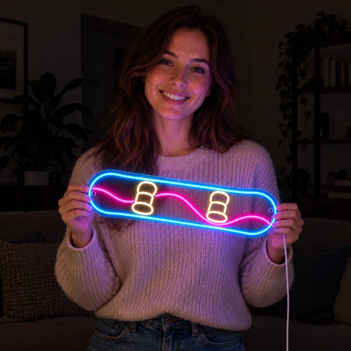 Neon LED-skylt Snowboard i händerna på en leende kvinna mot mörk bakgrund