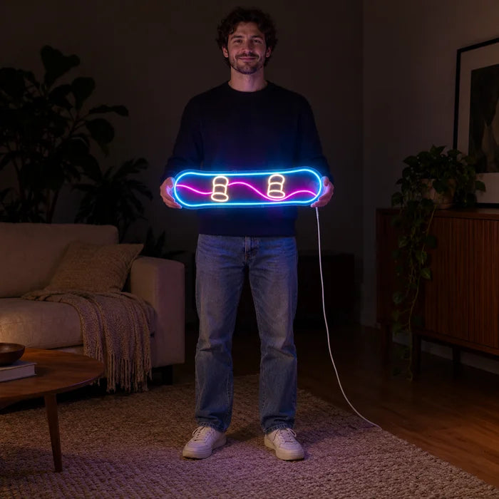 Neon LED-skylt Snowboard hålls av en kvinna, visar storleken i förhållande till kroppen