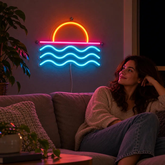 Auringonlasku meren yllä neon LED -kyltti olohuoneen seinällä, edessä henkilö rentoutuu sohvalla