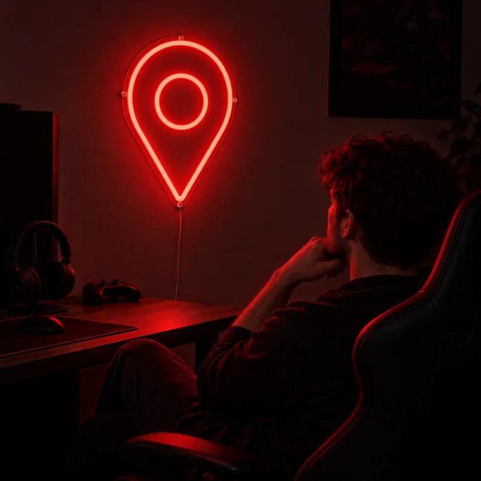 Neonová LED cedule Značka polohy nad herním stolem, před ní hráč v herní židli
