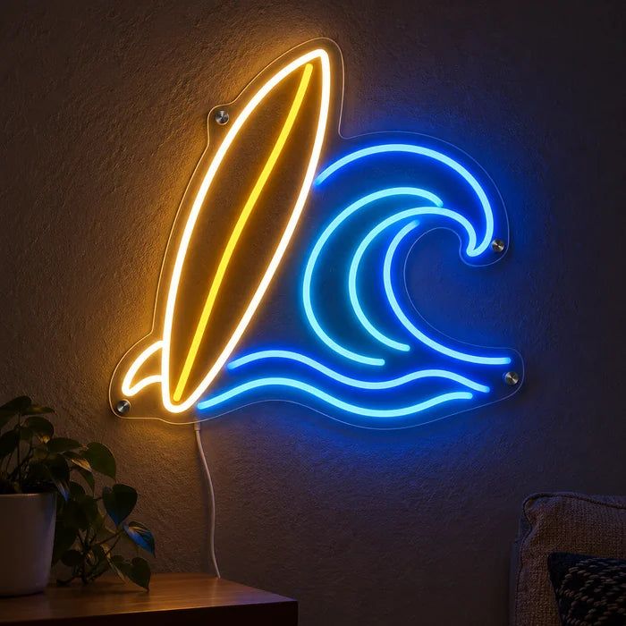 서프보드와 파도 네온 LED 사인, 어두운 벽에서 점등, 연결 케이블이 보이는 클로즈업
