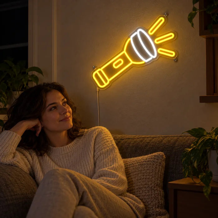 שלט ניאון LED פנס על קיר הסלון, לפניו אדם נח על הספה