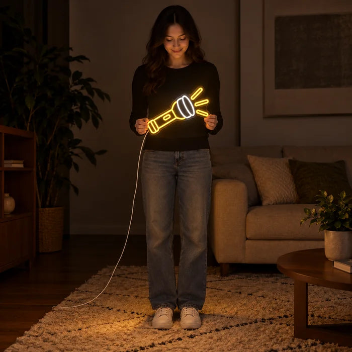 שלט ניאון LED פנס מוחזק בידי אישה, מציג את הגודל ביחס לגוף
