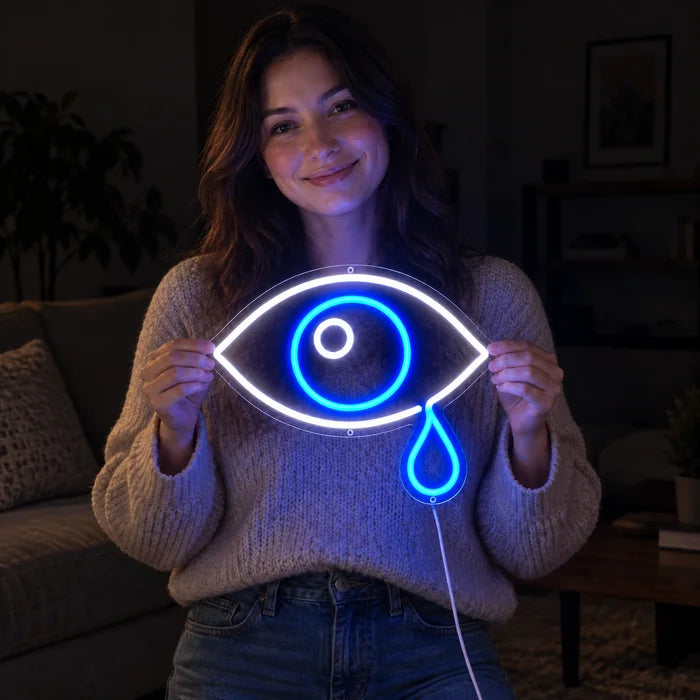 Tåreøje neon LED skilt i hænderne på en smilende kvinde mod mørk baggrund