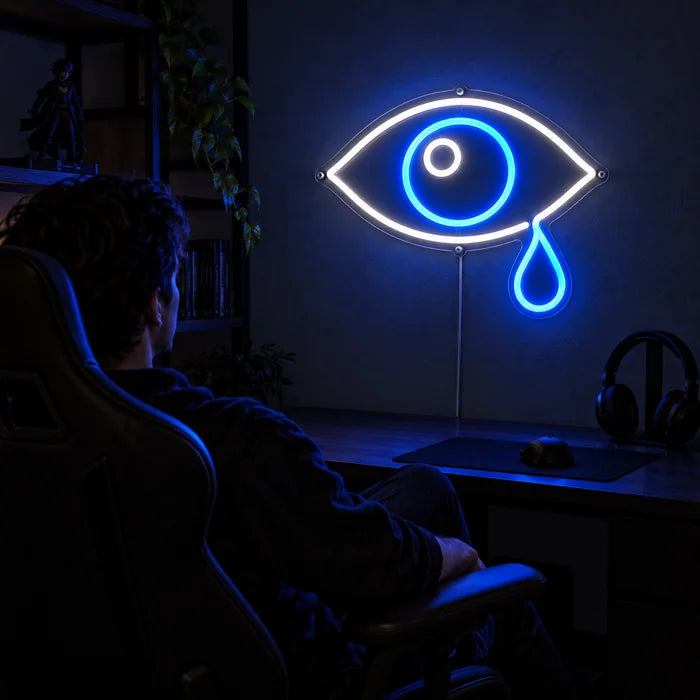 Tåreøje neon LED skilt over gaming-skrivebordet, foran en gamer i gamingstolen